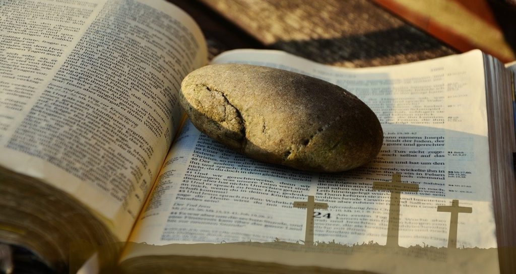 Bibel mit Stein